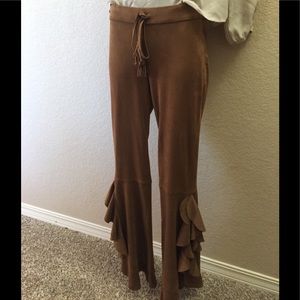 “CHELSEA & VIOLET” SUEDE LOOKING RUFFLED PANTS !